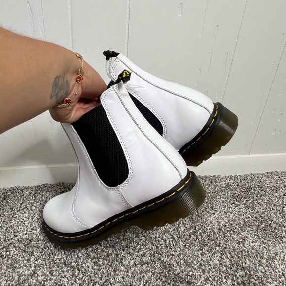 Dr Martens 2976 YELLOW STITCH SMOOTH LEATHER CHELSEA BOOTS 10 NWOT - Picture 5 of 6